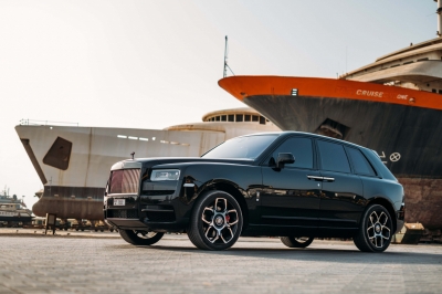 Rent Rolls Royce Insignia negra de Cullinan 2021