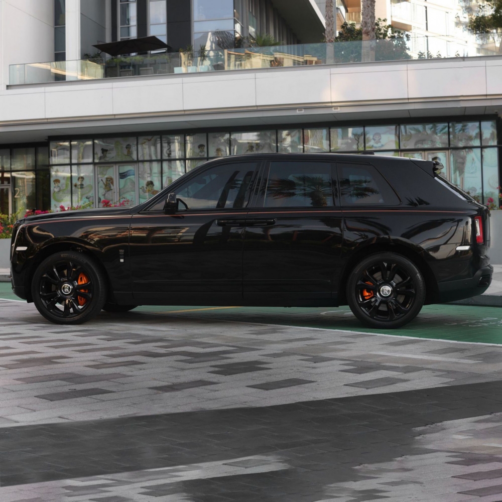 zwart Rolls Royce Cullinan Black Badge 2022