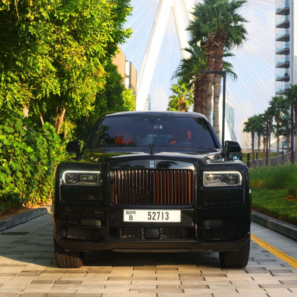 Negro Rolls Royce Insignia negra de Cullinan 2022