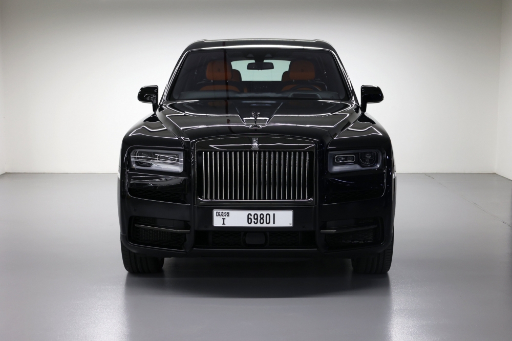 Schwarz Rolls Royce Schwarzes Cullinan-Abzeichen 2023