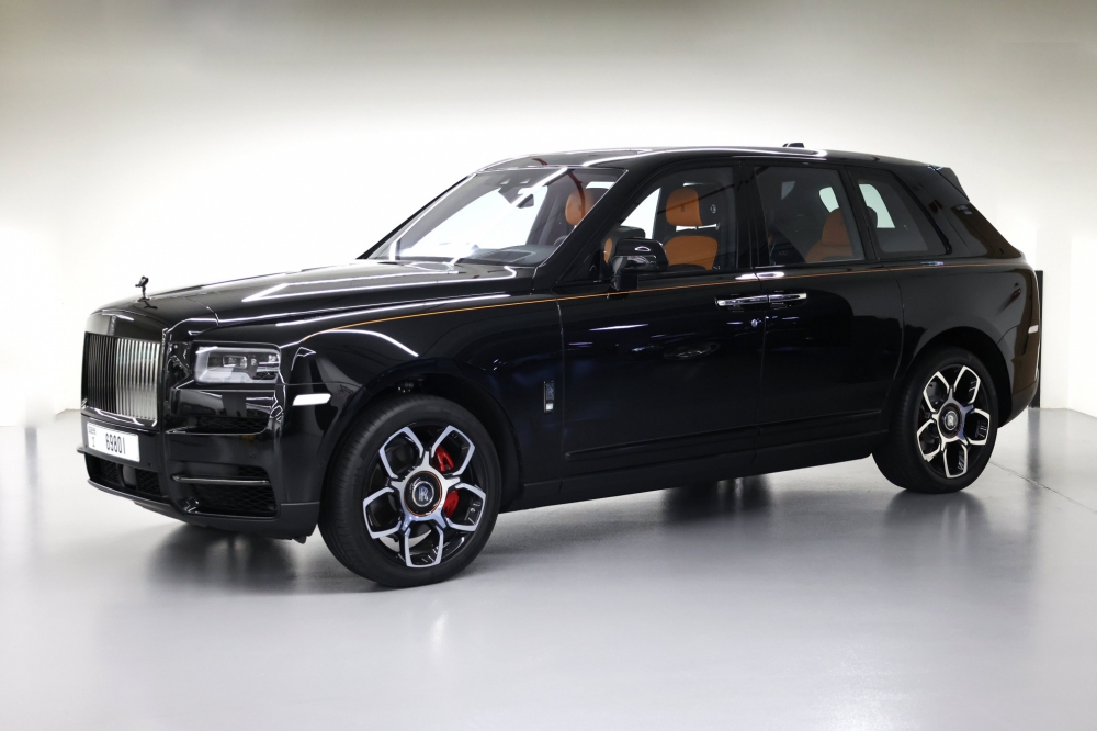 Negro Rolls Royce Insignia negra de Cullinan 2023