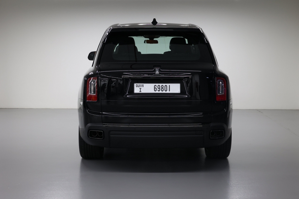 Negro Rolls Royce Insignia negra de Cullinan 2023