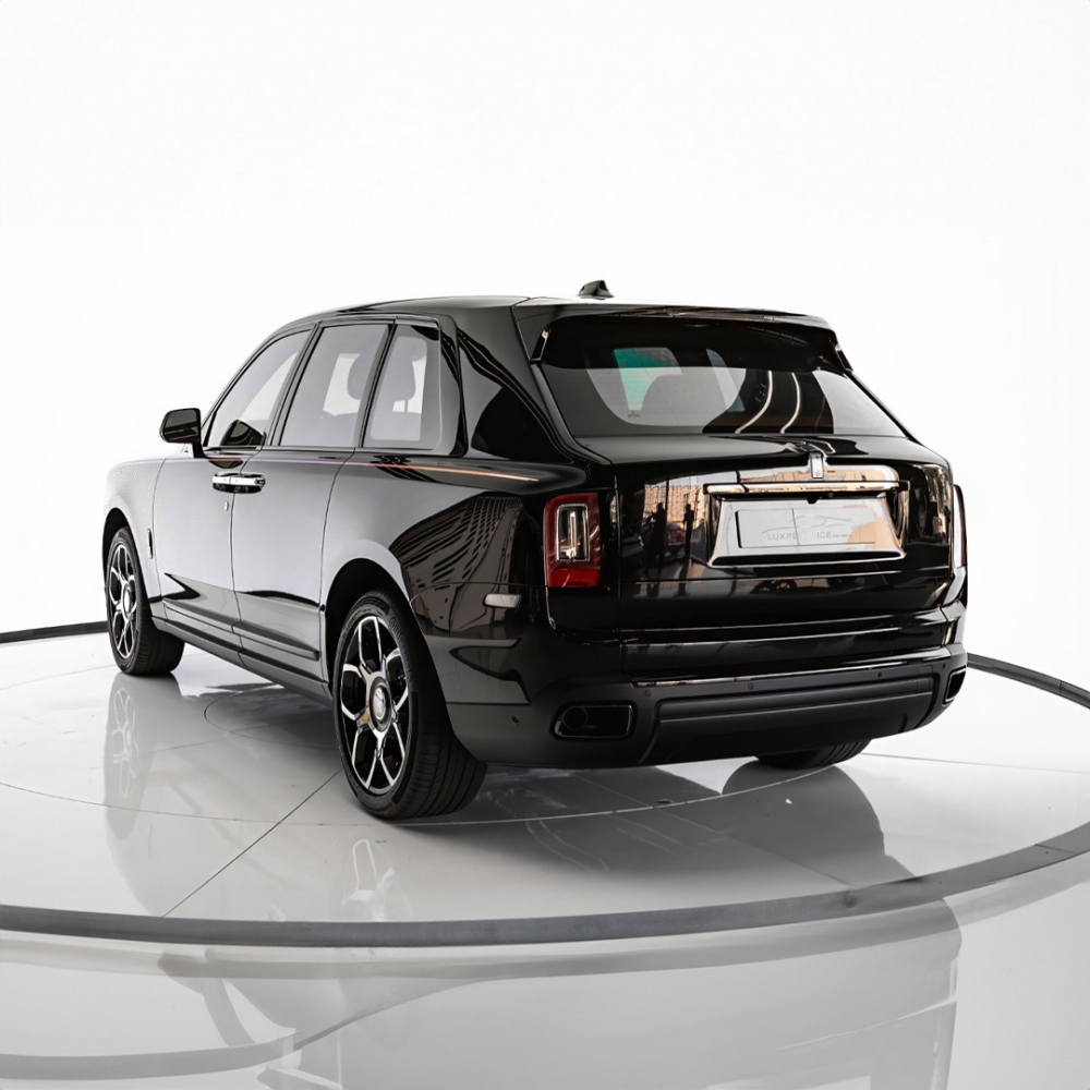 Nero Rolls Royce Distintivo nero Cullinan 2024