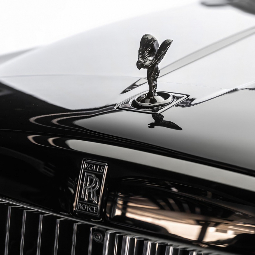 Negro Rolls Royce Insignia negra de Cullinan 2024