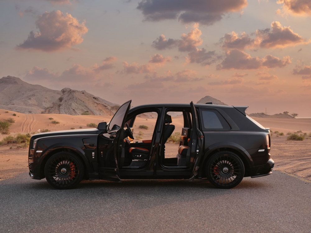 Siyah Rolls Royce Cullinan Mansory 2019