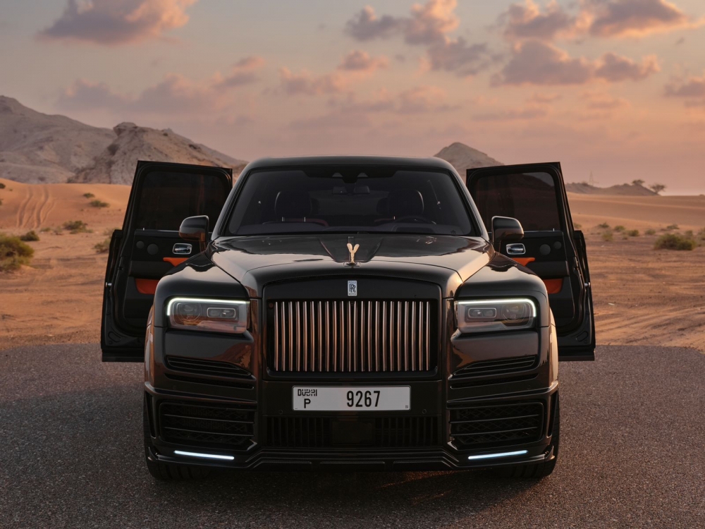 zwart Rolls Royce Cullinan Mansory 2019