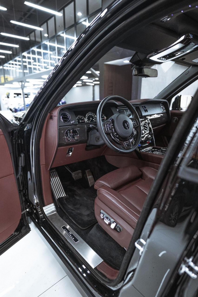 Schwarz Rolls Royce Cullinan 2021