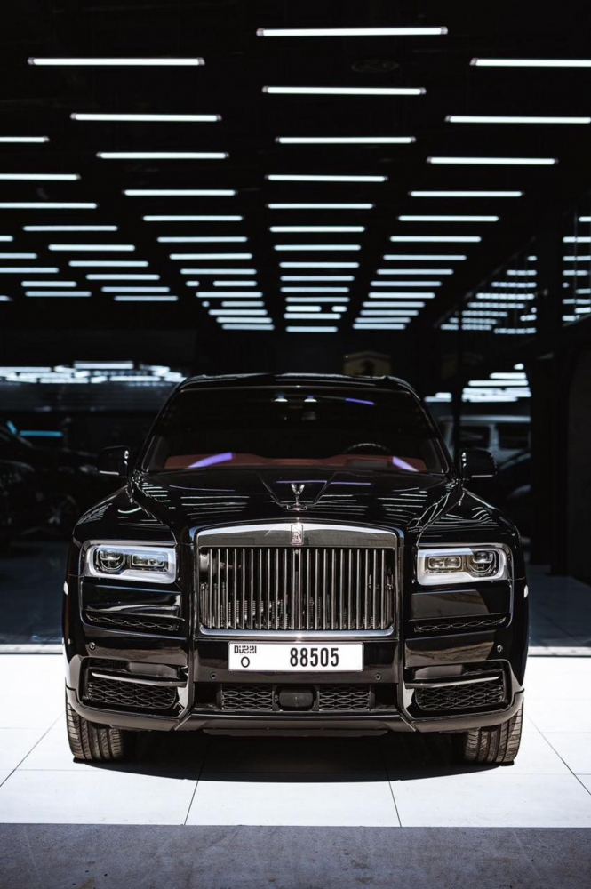 Schwarz Rolls Royce Cullinan 2021