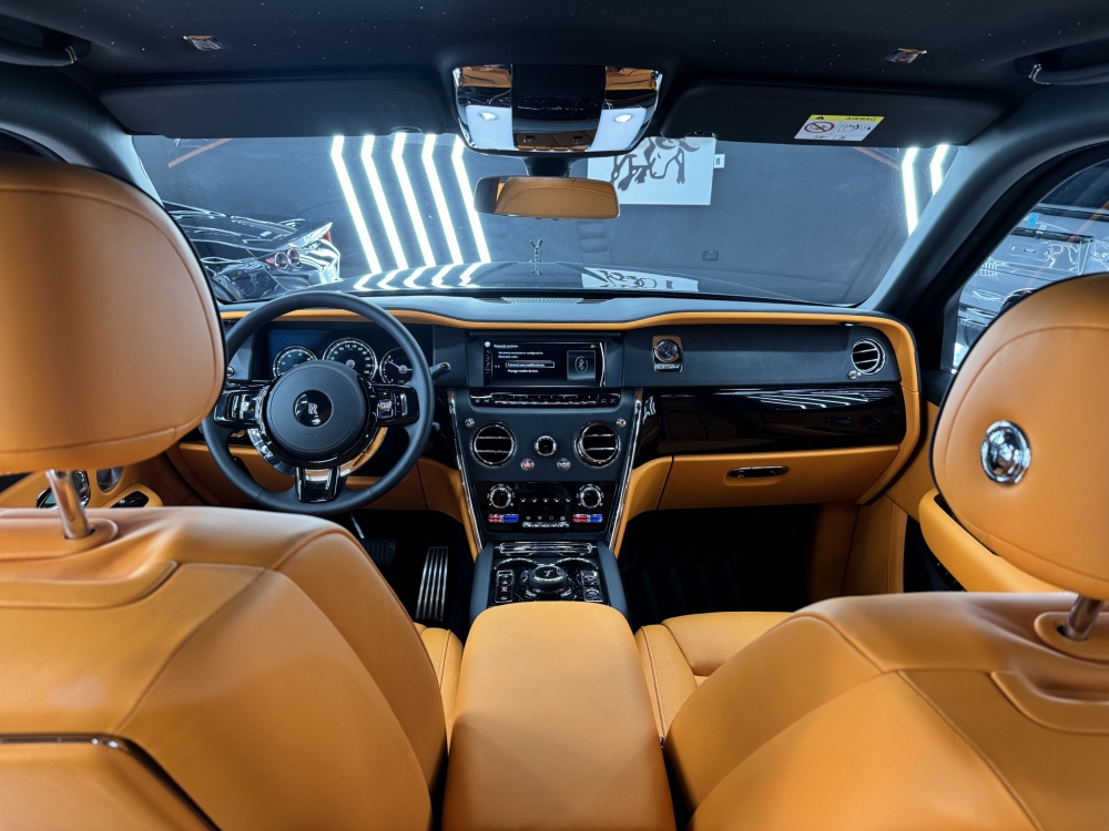 Nero Rolls Royce Cullinan 2022