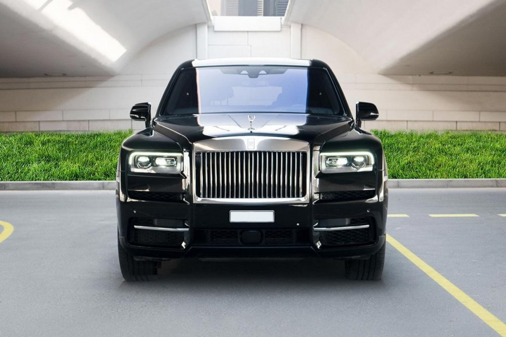 Negro Rolls Royce Cullinan 2022