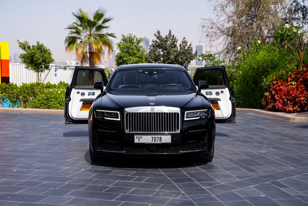 zwart Rolls Royce Ghost Black Badge 2022