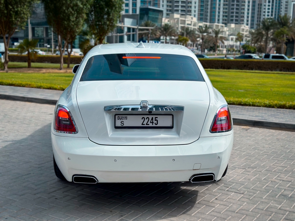 Beyaz Rolls Royce Hayalet Serisi III 2021