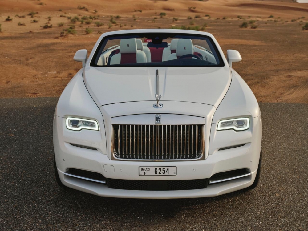 Weiß Rolls Royce Dämmerung 2021