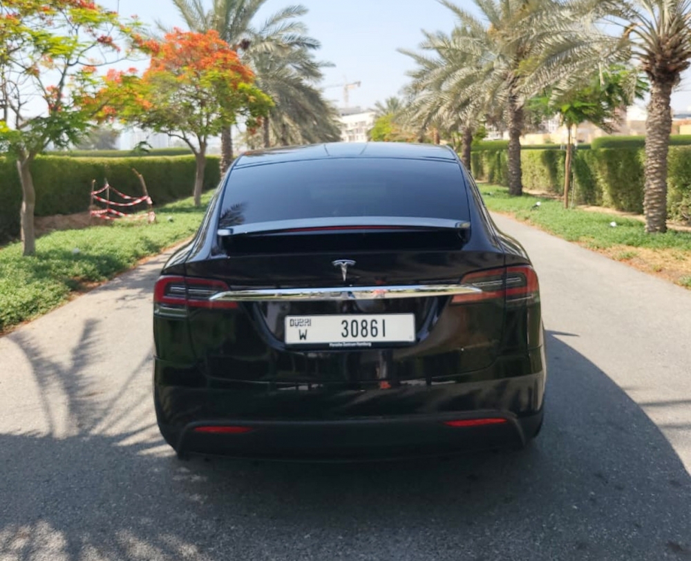 Schwarz Tesla Modell X 2020