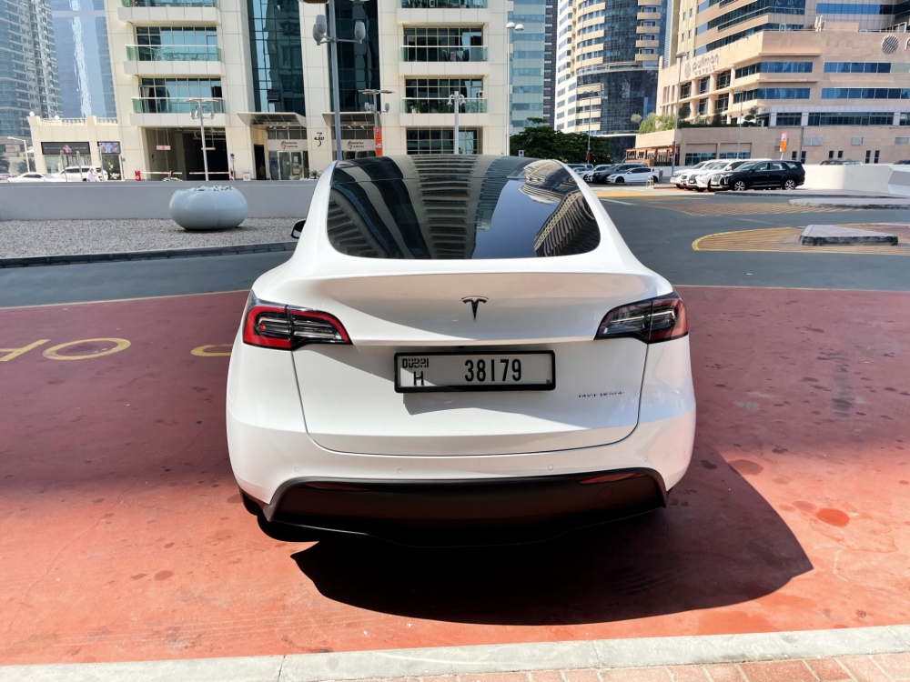 Blanco Tesla Modelo Y de largo alcance 2022