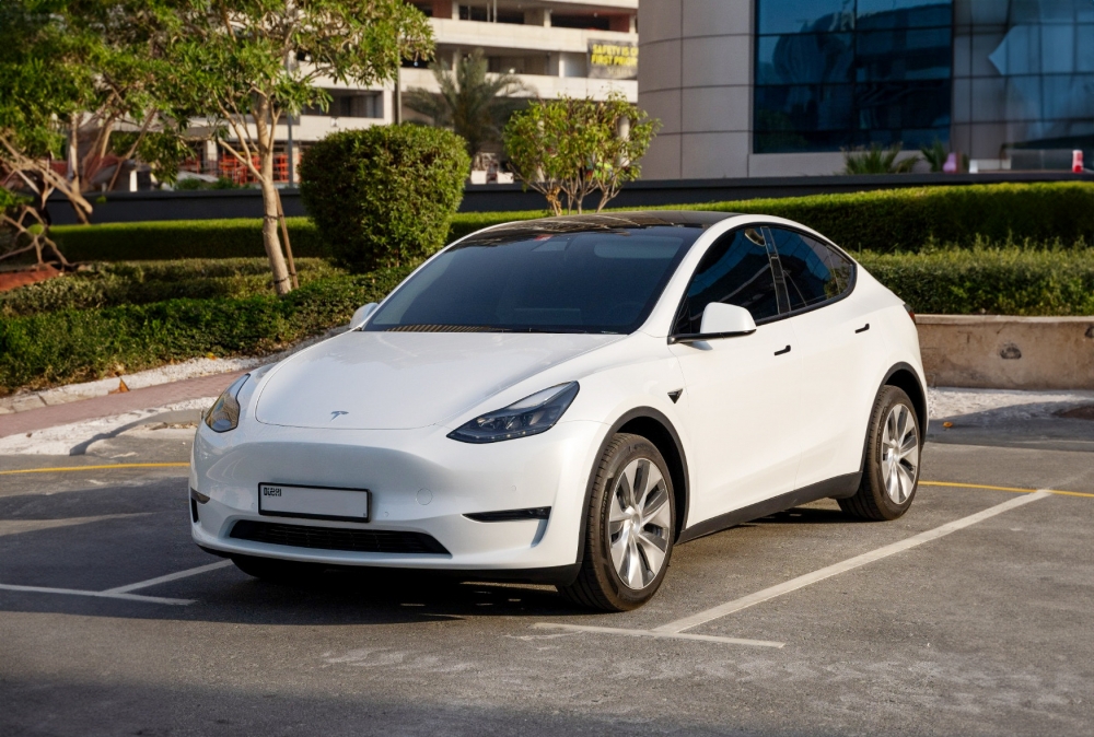Blanco Tesla Modelo Y de largo alcance 2023