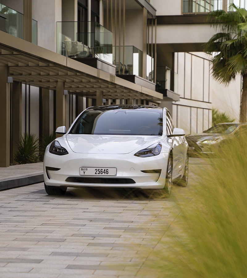 Weiß Tesla Modell 3 mit großer Reichweite 2021