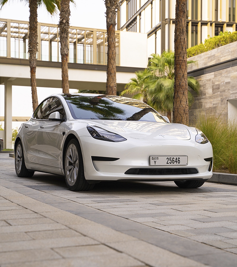 Weiß Tesla Modell 3 mit großer Reichweite 2021