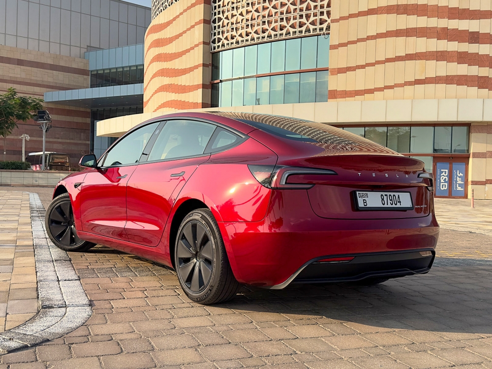 Burgund Tesla Modell 3 mit großer Reichweite 2024
