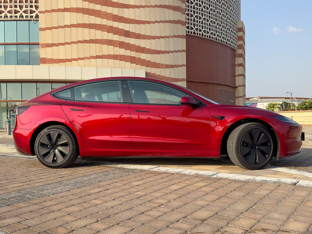 Borgogna Tesla Modello 3 a lungo raggio 2024