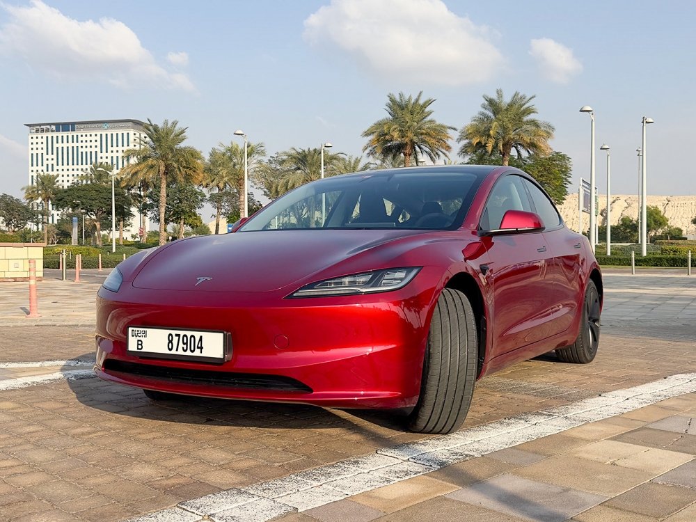 borgoña Tesla Modelo 3 de largo alcance 2024