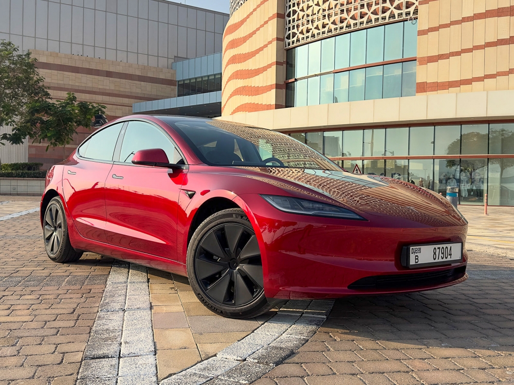 Burgund Tesla Modell 3 mit großer Reichweite 2024