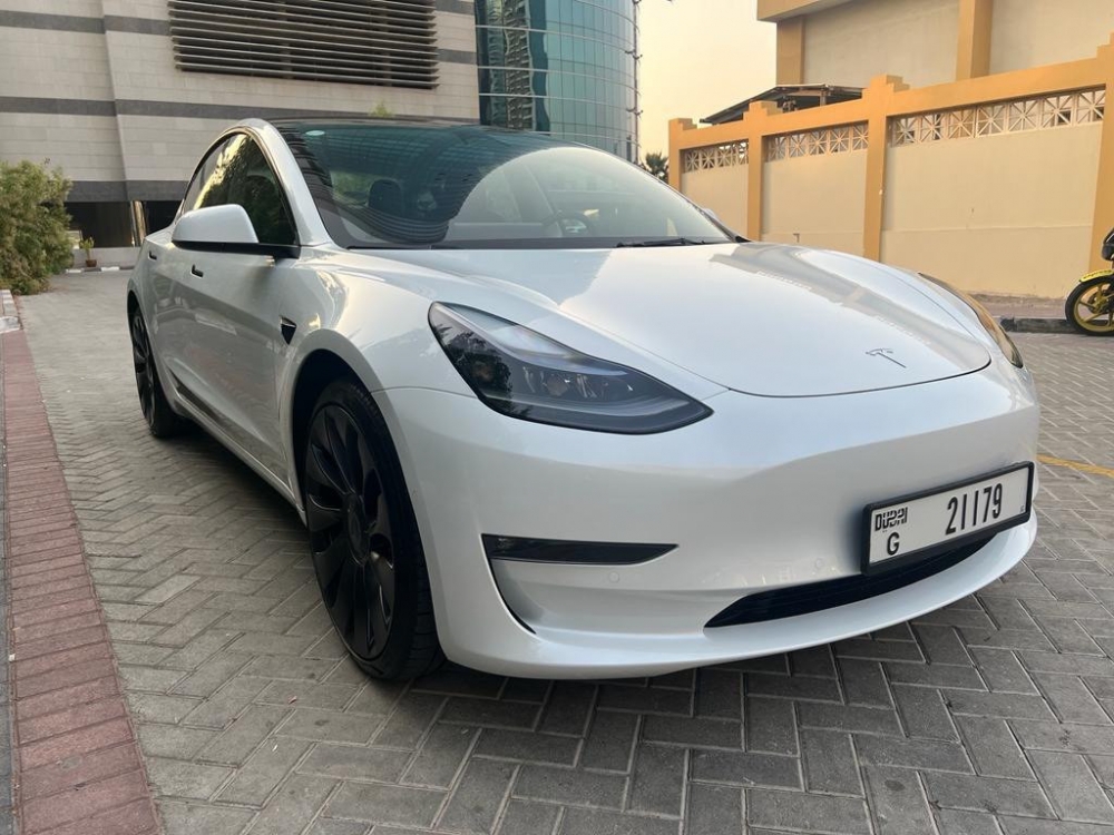 Beyaz Tesla Model 3 Performans 2022