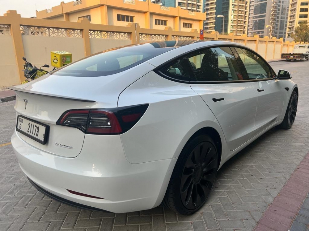 Weiß Tesla Leistung des Modells 3 2022