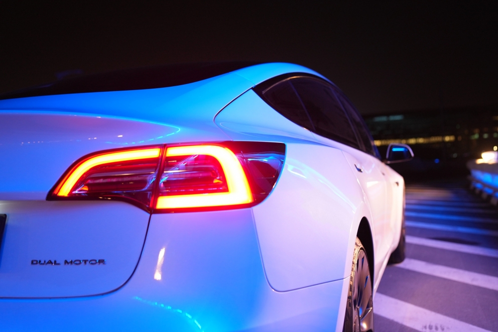 Beyaz Tesla Model 3 Performans 2023