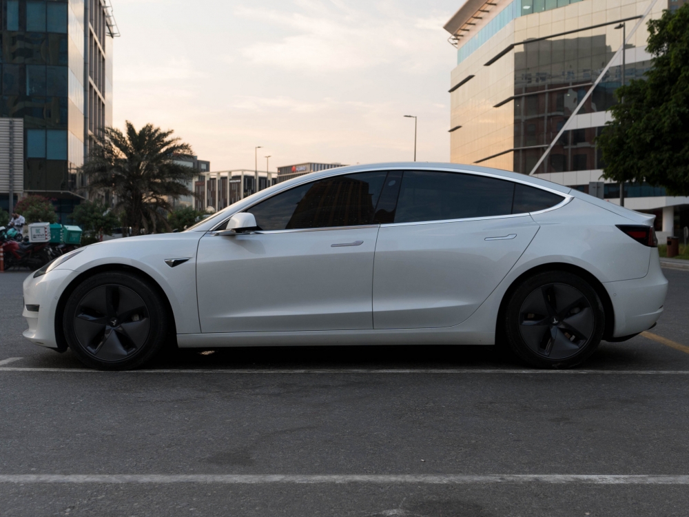 wit Tesla Model 3 Standaard Plus 2021