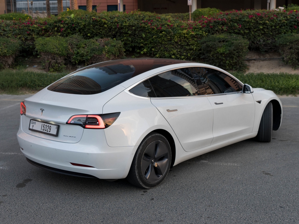 White Tesla Model 3 Standard Plus 2021