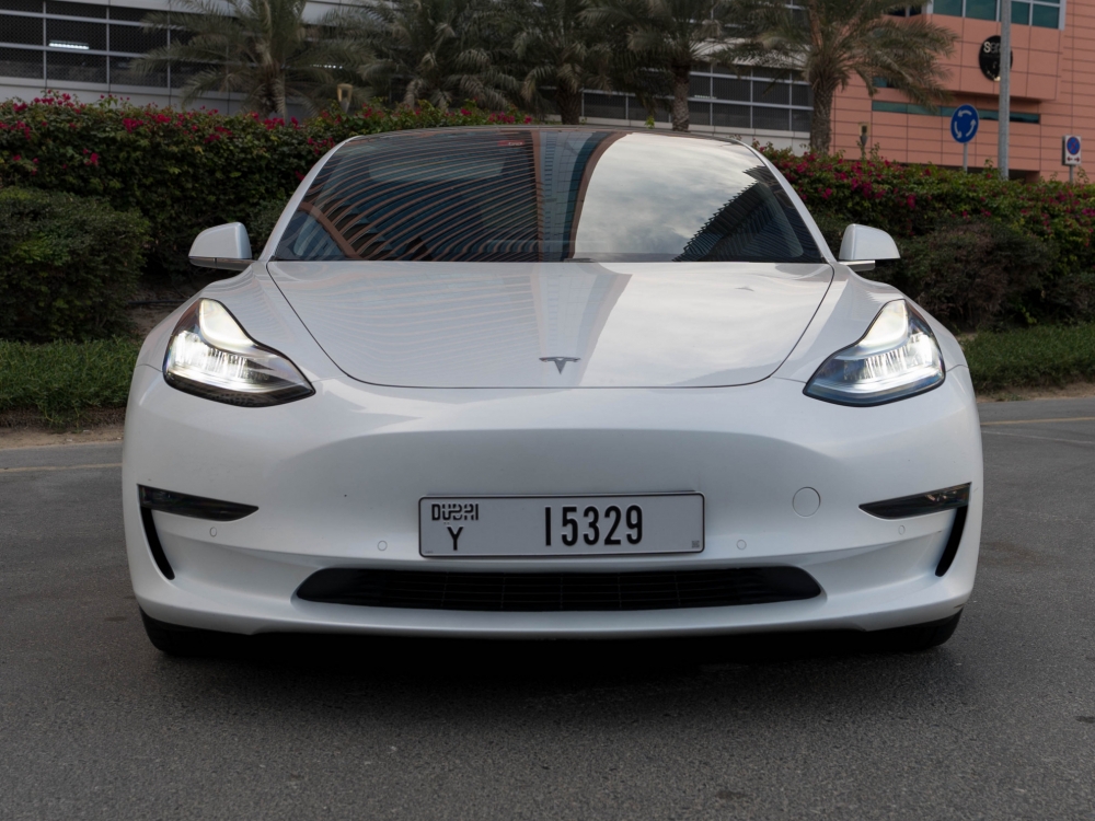 Weiß Tesla Modell 3 Standard Plus 2021
