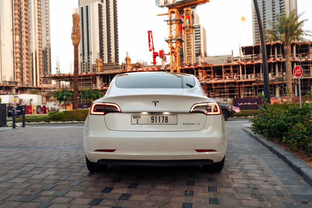 Weiß Tesla Modell 3 Standard Plus 2021