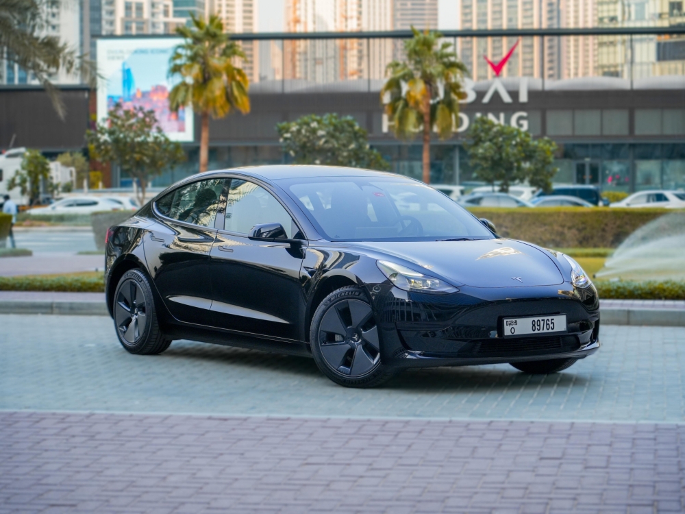 Schwarz Tesla Modell 3 Standard Plus 2023