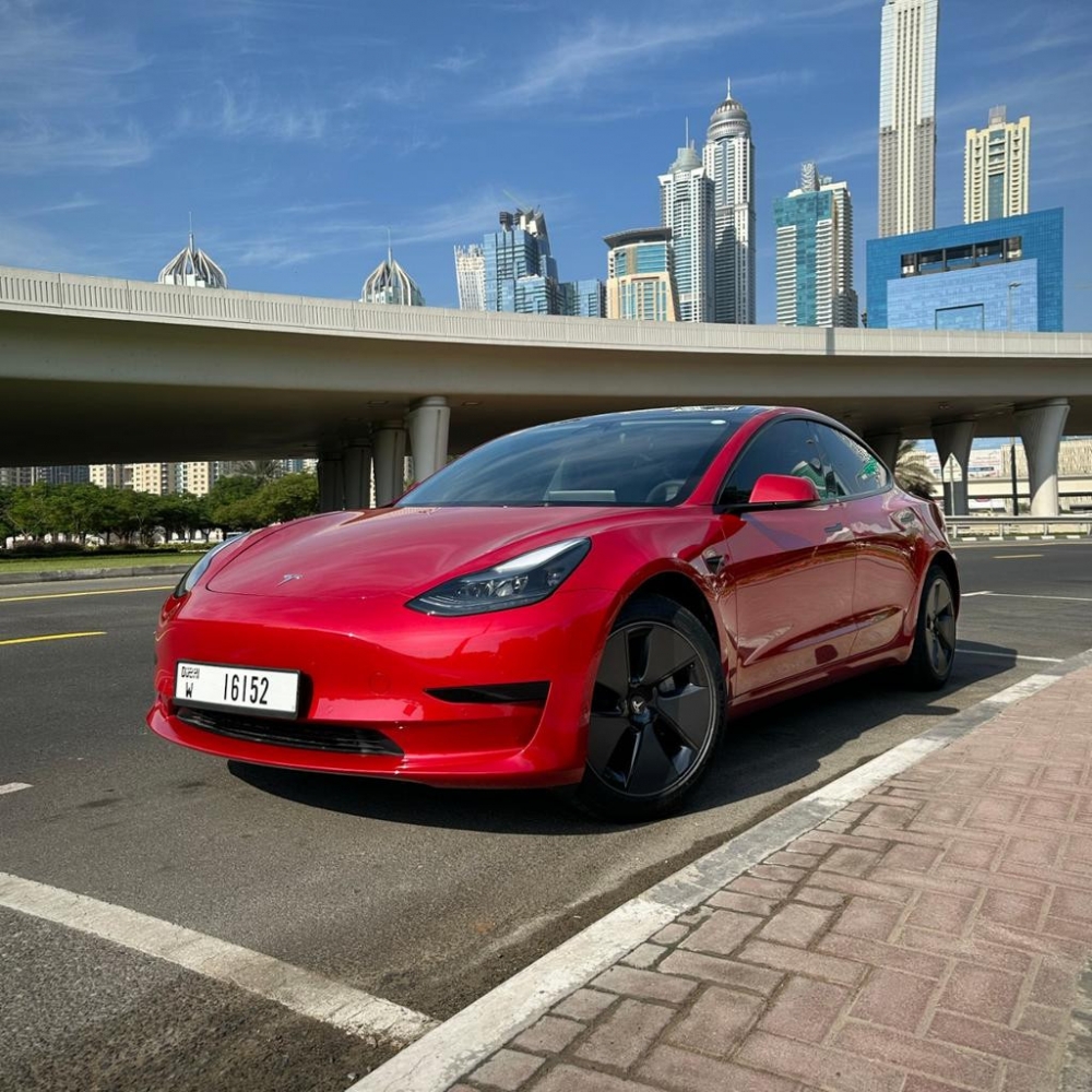 Rot Tesla Modell 3 Standard Plus 2023