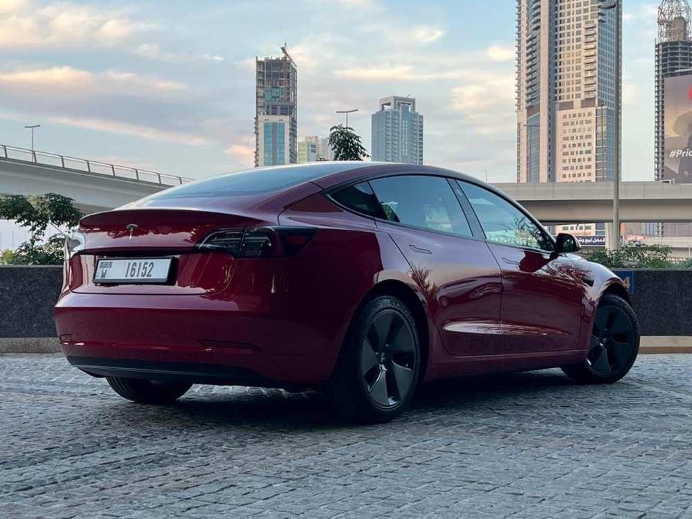 Kırmızı Tesla Model 3 Standart Artı 2023