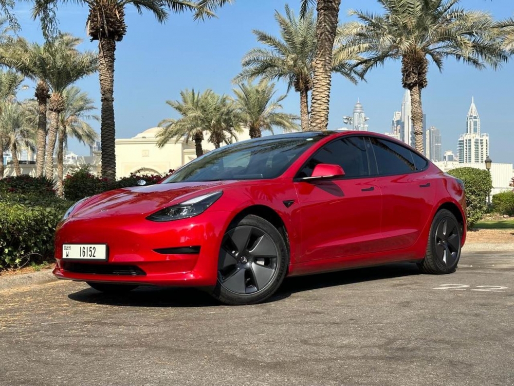 Kırmızı Tesla Model 3 Standart Artı 2023