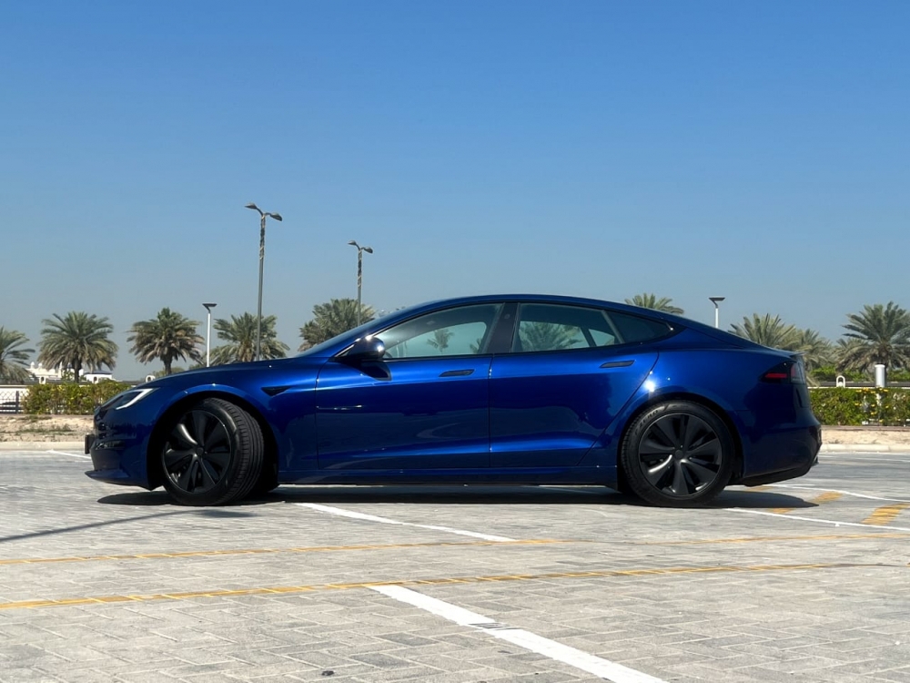 Blu Tesla Plaid modello S 2023