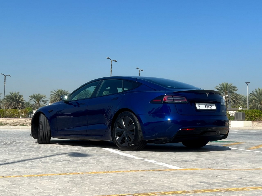 Blau Tesla Modell S Plaid 2023