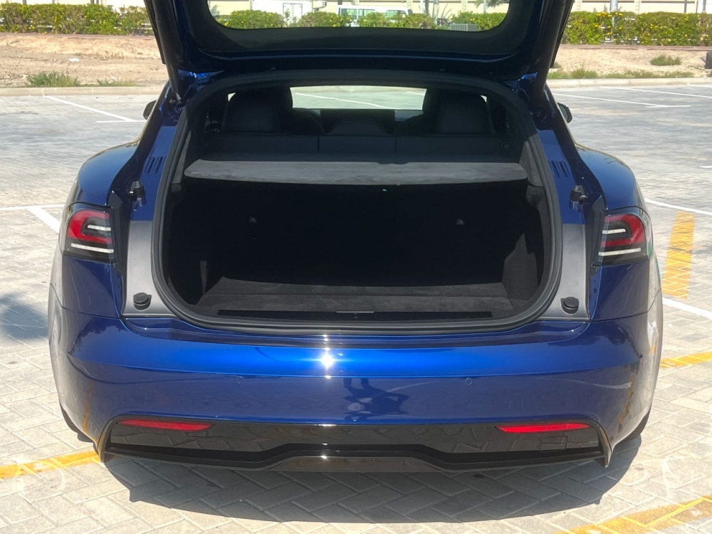 Blau Tesla Modell S Plaid 2023