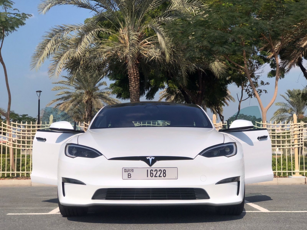 White Tesla Model S Plaid 2023