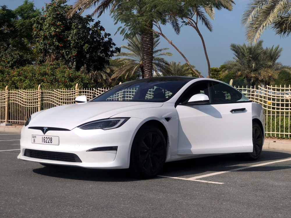 Bianca Tesla Plaid modello S 2023