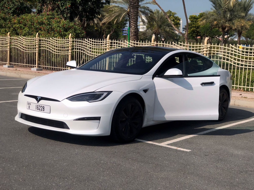 Beyaz Tesla Model S Ekose 2023