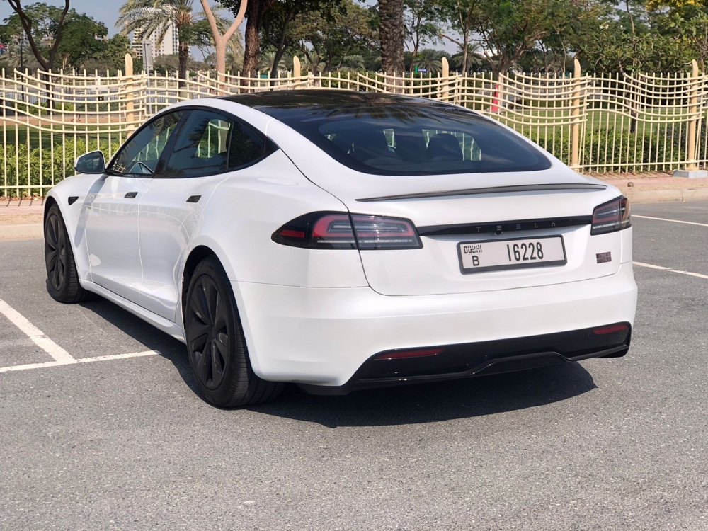Weiß Tesla Modell S Plaid 2023