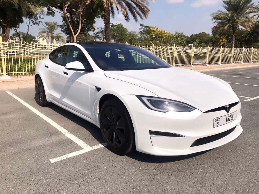 Weiß Tesla Modell S Plaid 2023
