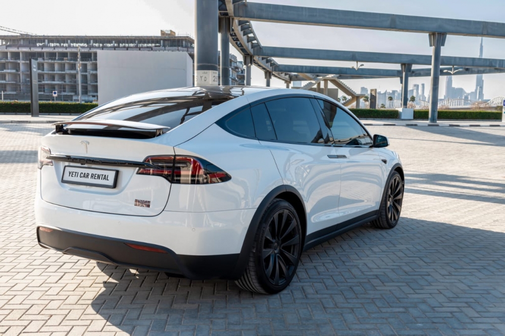 wit Tesla Model X Plaid 2023