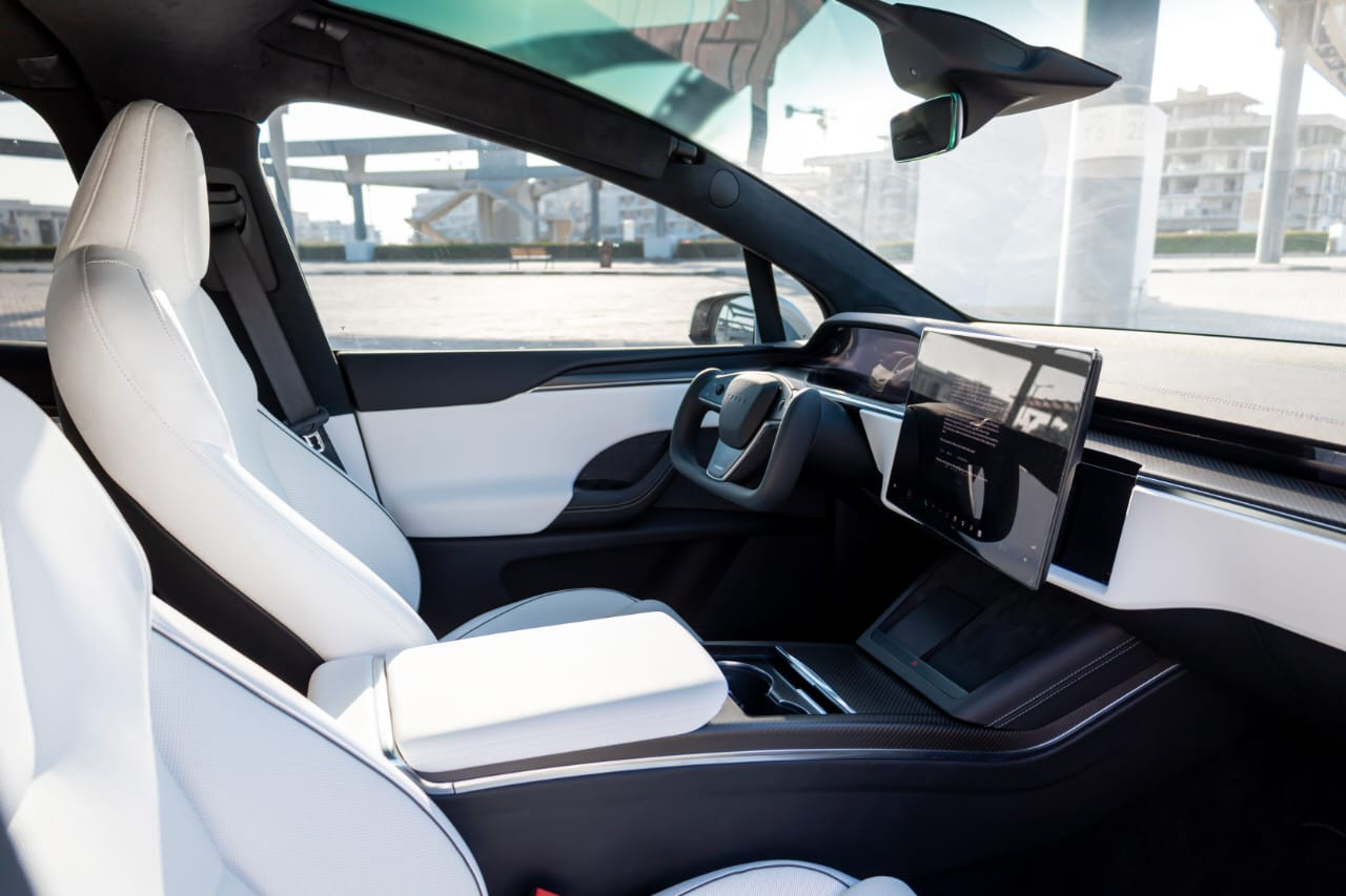 White Tesla Model X Plaid 2023