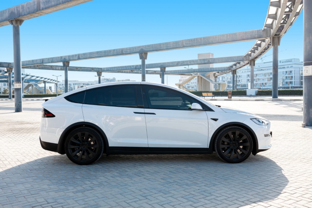 Weiß Tesla Modell X Plaid 2023