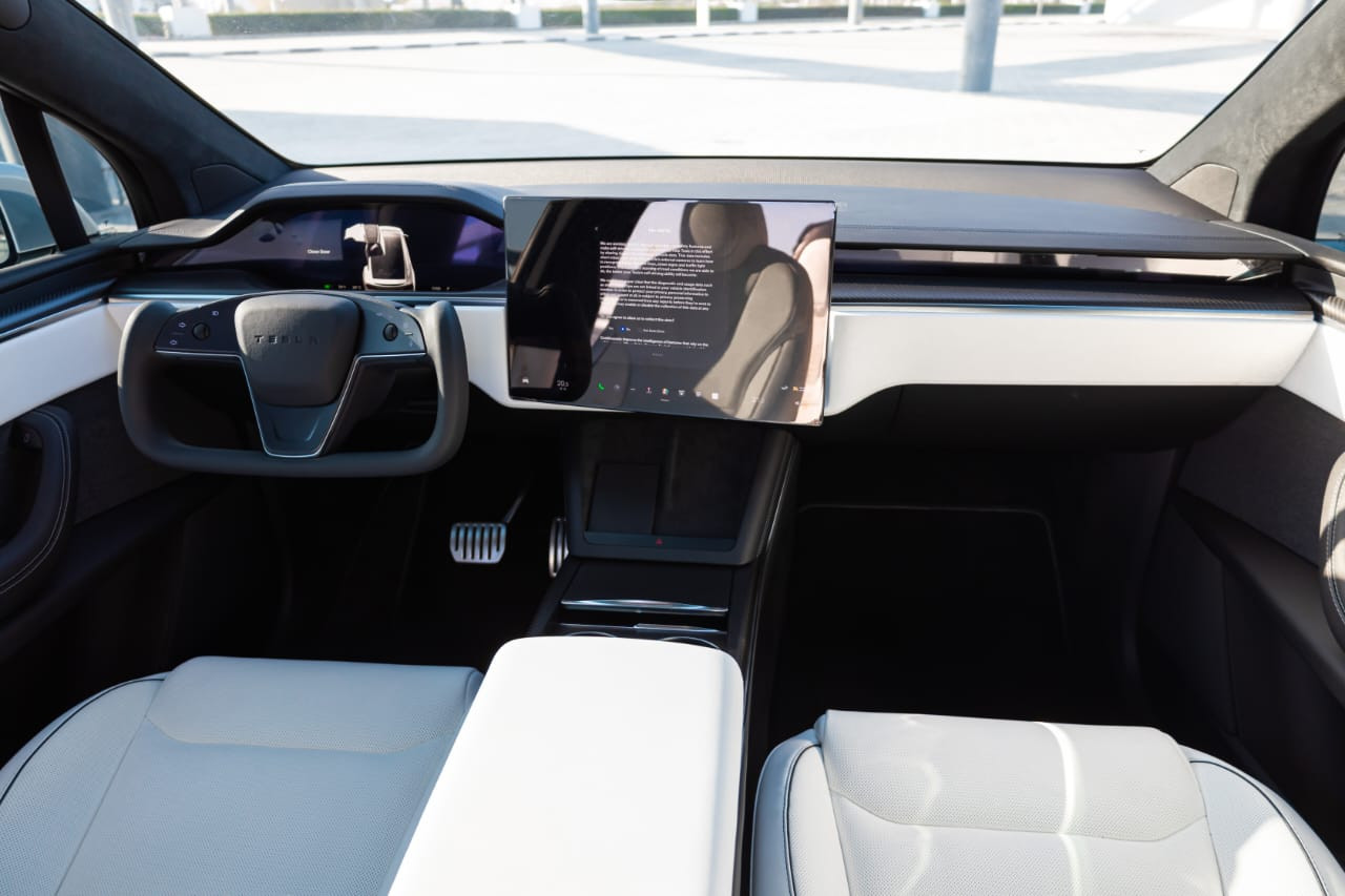 wit Tesla Model X Plaid 2023