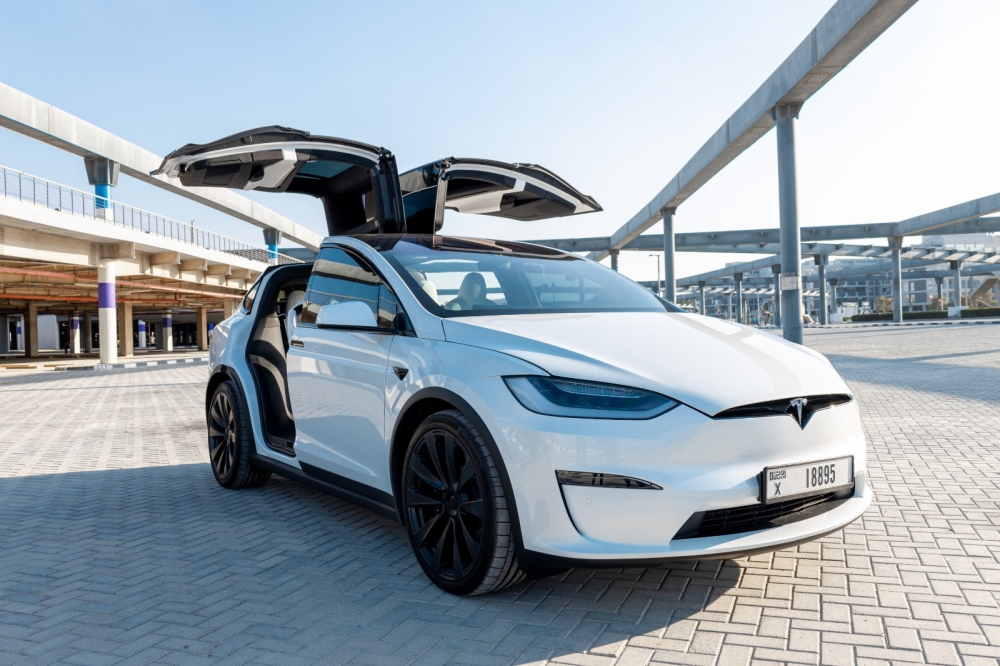 Weiß Tesla Modell X Plaid 2023